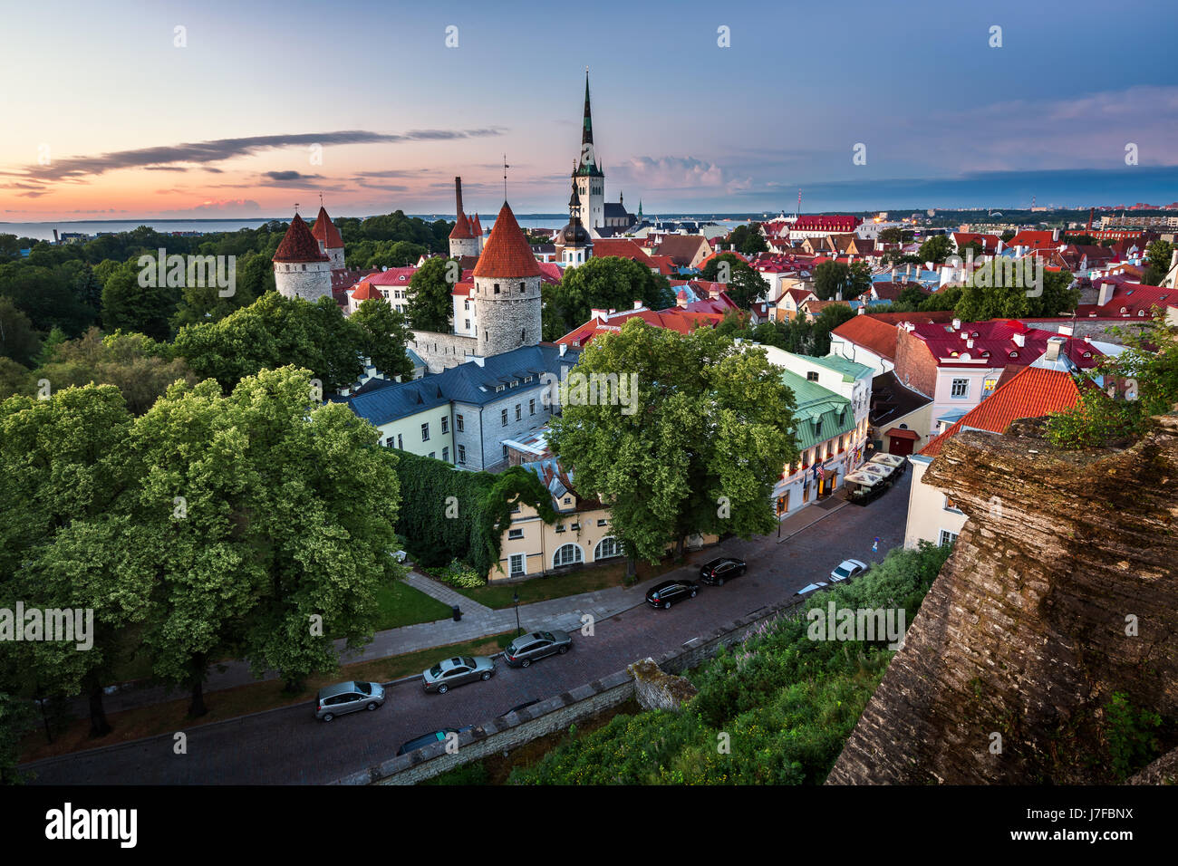 Vue aérienne de la vieille ville de Tallinn à partir de la colline de Toompea dans la soirée, Tallinn, Estonie Banque D'Images