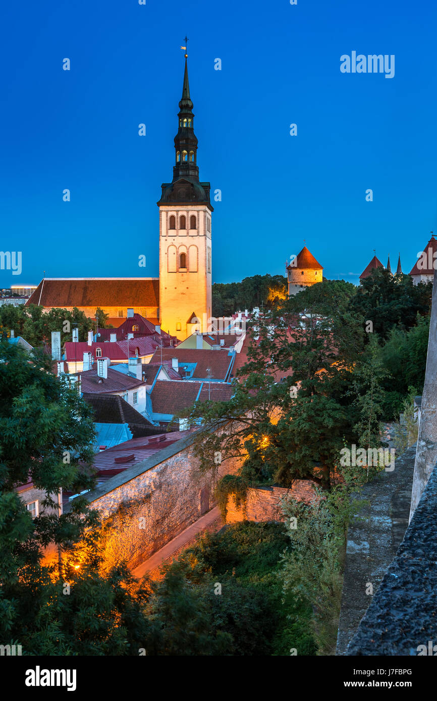 La vieille ville de Tallinn et à Saint Nicholas (église Niguliste) dans la soirée, Tallinn, Estonie Banque D'Images