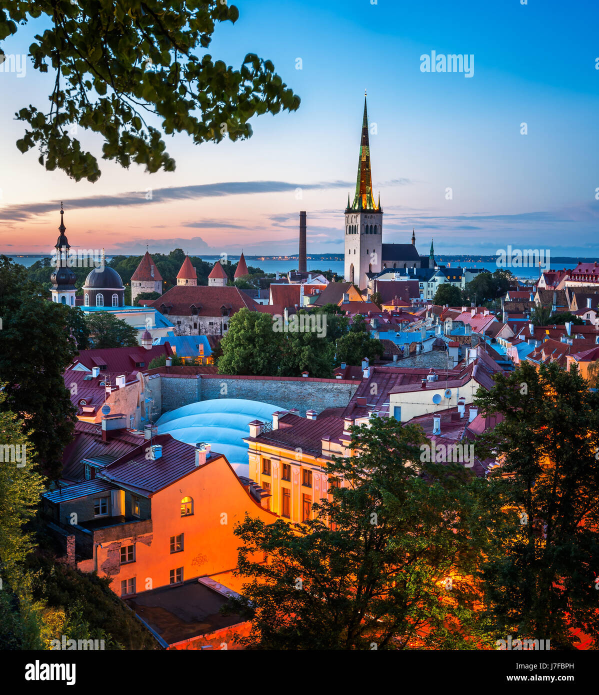 Vue aérienne de la vieille ville de Tallinn dans la soirée, Tallinn, Estonie Banque D'Images