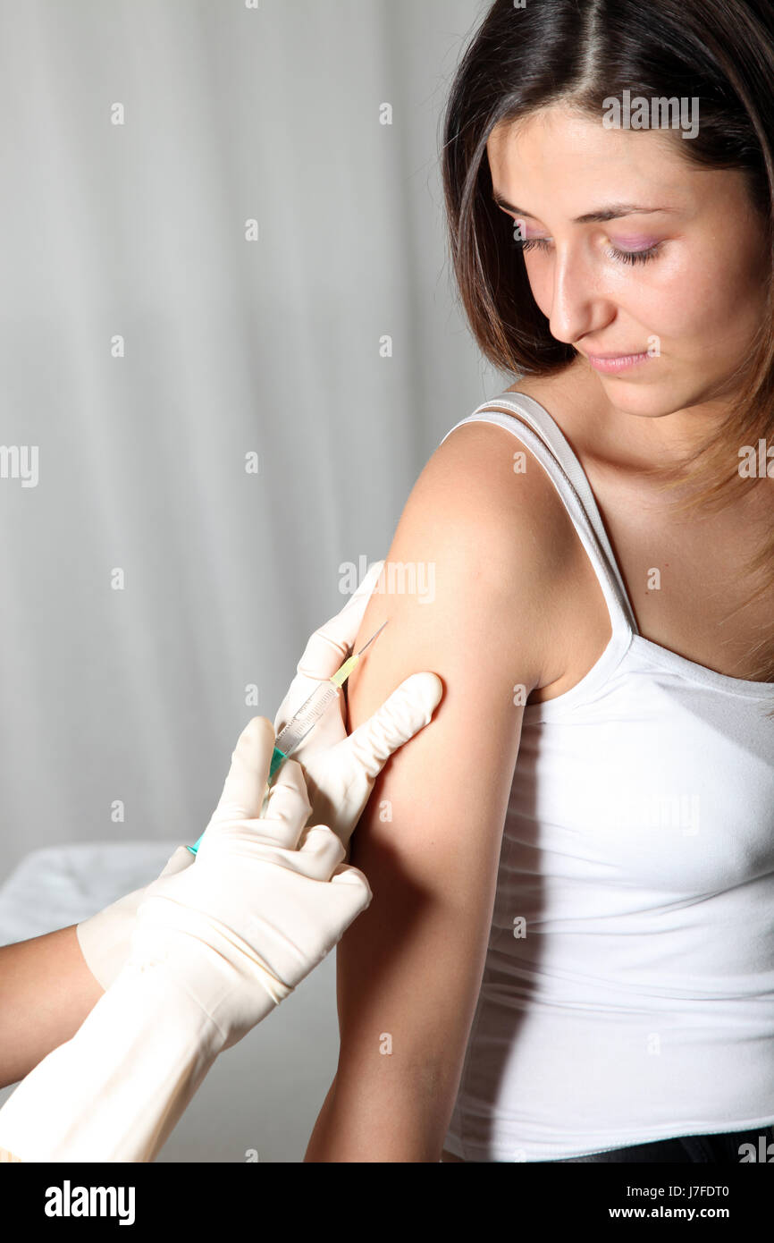 Médecin Médecin praticien médical infirmier vaccination disposition femme Banque D'Images