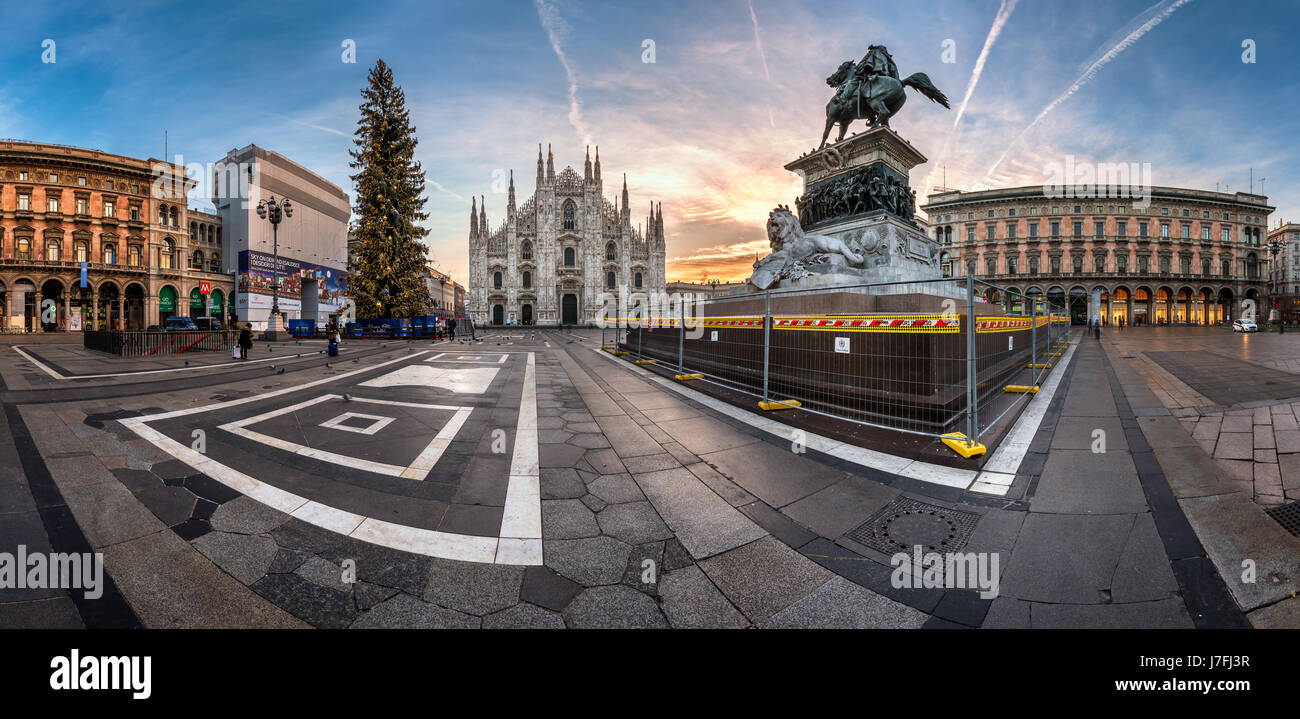 MILAN, ITALIE - 2 janvier 2015 : la cathédrale de Milan (Duomo di Milano) et la Piazza del Duomo à Milan, Italie. Le Duomo de Milan est la deuxième plus grande c Catholique Banque D'Images