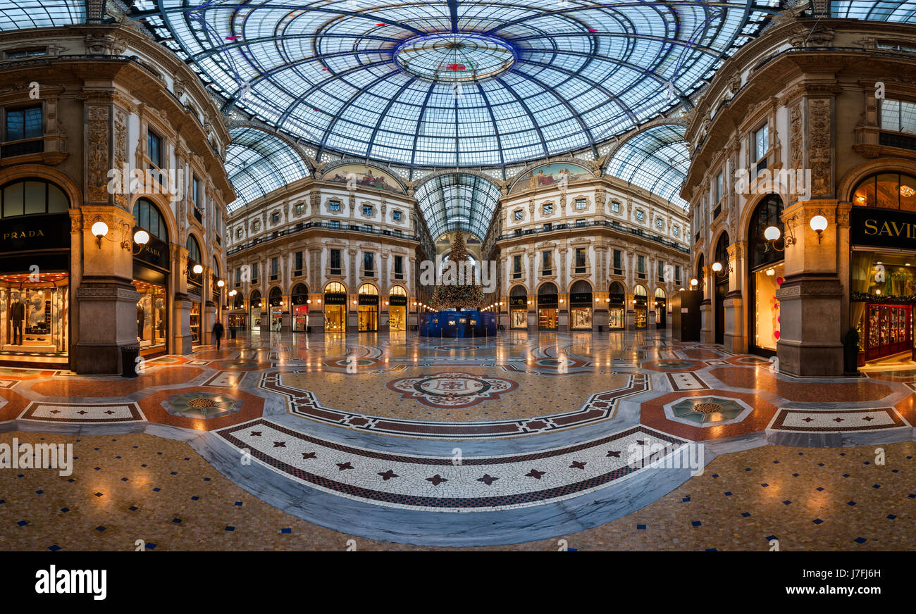 MILAN, ITALIE - 2 janvier 2015 : Galerie Vittorio Emanuele II à Milan. C'est un des plus anciens centres commerciaux, conçu et construit par Giuseppe Banque D'Images