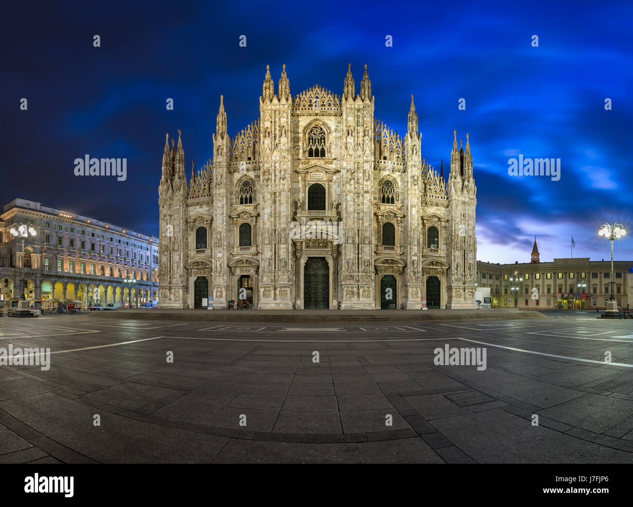 La cathédrale de Milan (Duomo di Milano) et la place du Duomo le matin, Milan, Italie Banque D'Images