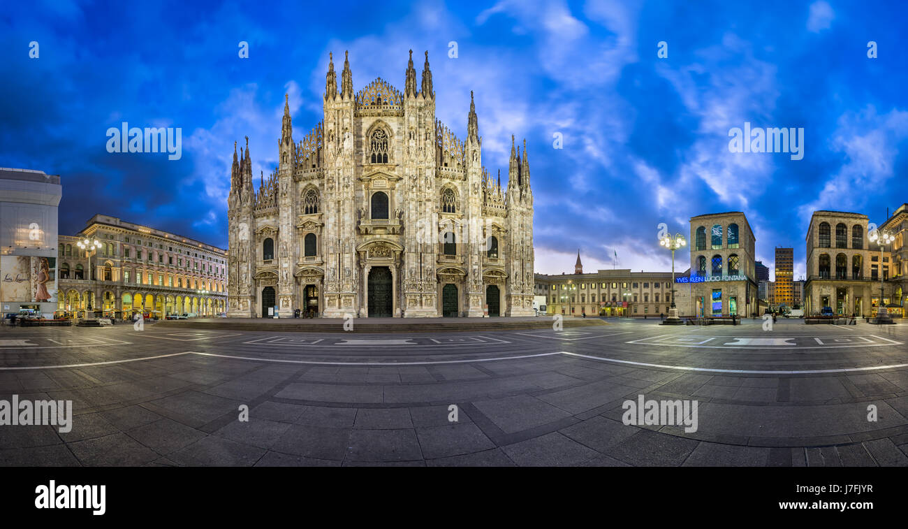 MILAN, ITALIE - 13 janvier 2015 : Duomo di Milano (la cathédrale de Milan) et la Piazza del Duomo à Milan, Italie. Le Duomo de Milan est la deuxième plus grande Catholic Banque D'Images