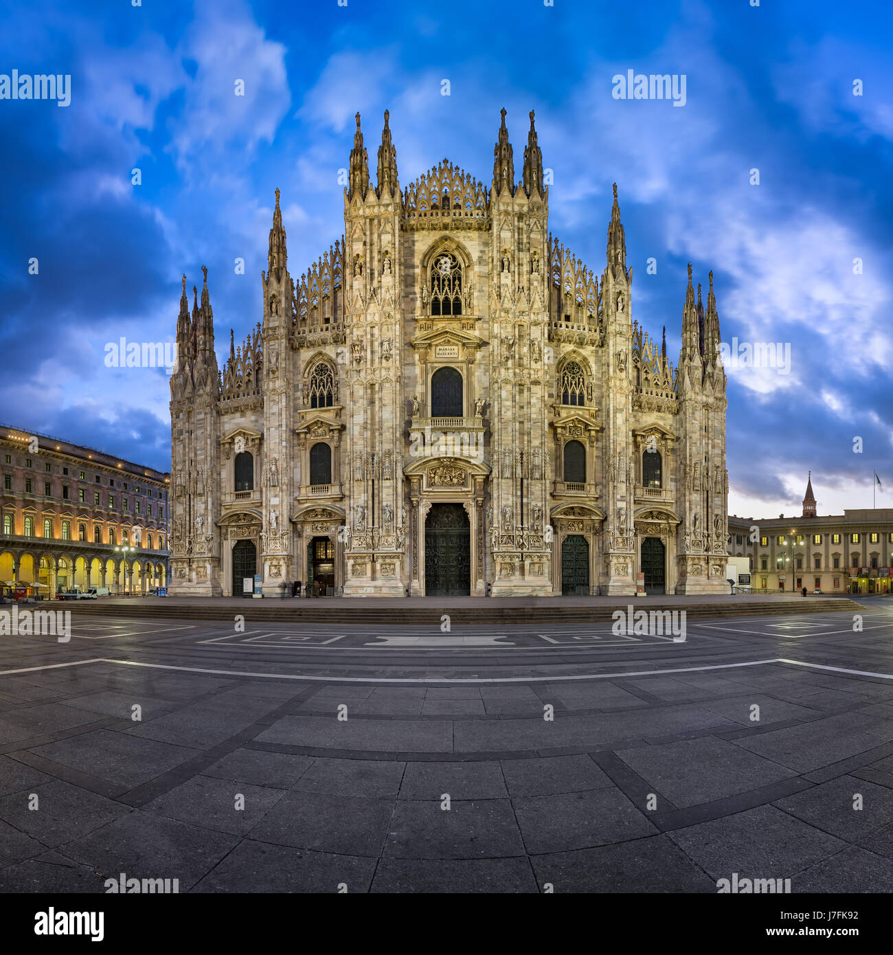 Duomo di Milano (la cathédrale de Milan) et la Piazza del Duomo, dans le Matin, Milan, Italie Banque D'Images