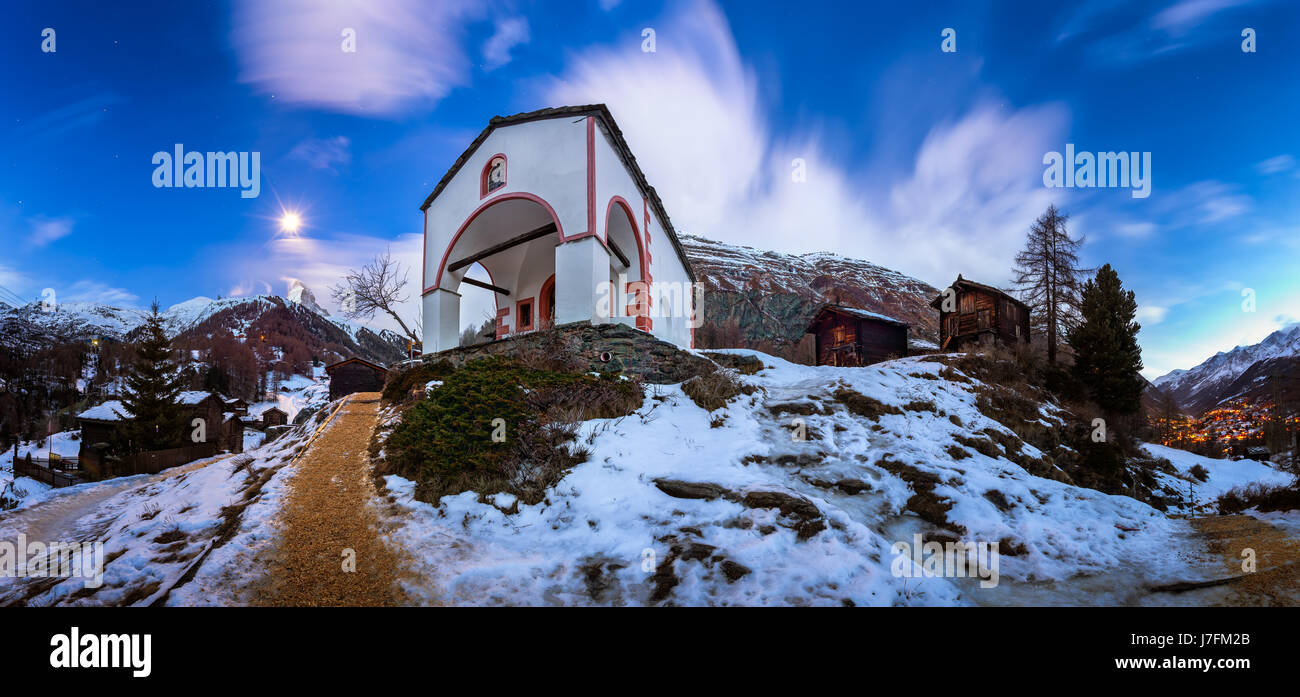 Église blanche sur la Colline et Matterhorn Peak avant l'aube, Zermatt, Suisse Banque D'Images