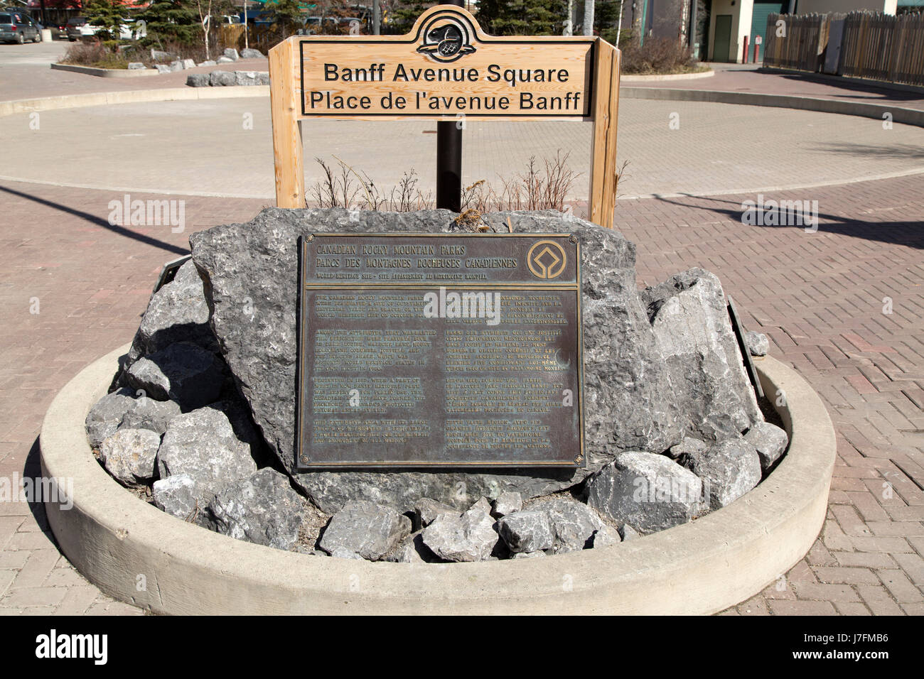 Inscrivez-vous à la place de l'avenue Banff à Banff, Alberta, Canada. L'inscription commémore la fondation du parc national Banff. Banque D'Images