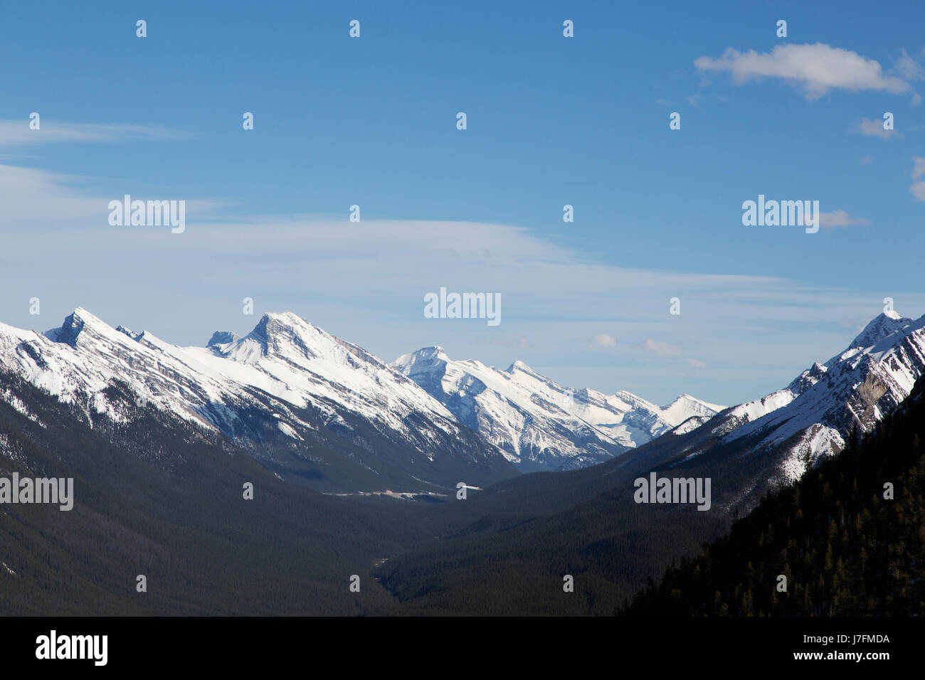 La neige sur les montagnes au-dessus de Banff, Alberta, Canada.La montagne et les sommets enneigés autour de la ville font partie du parc national de Banff. Banque D'Images