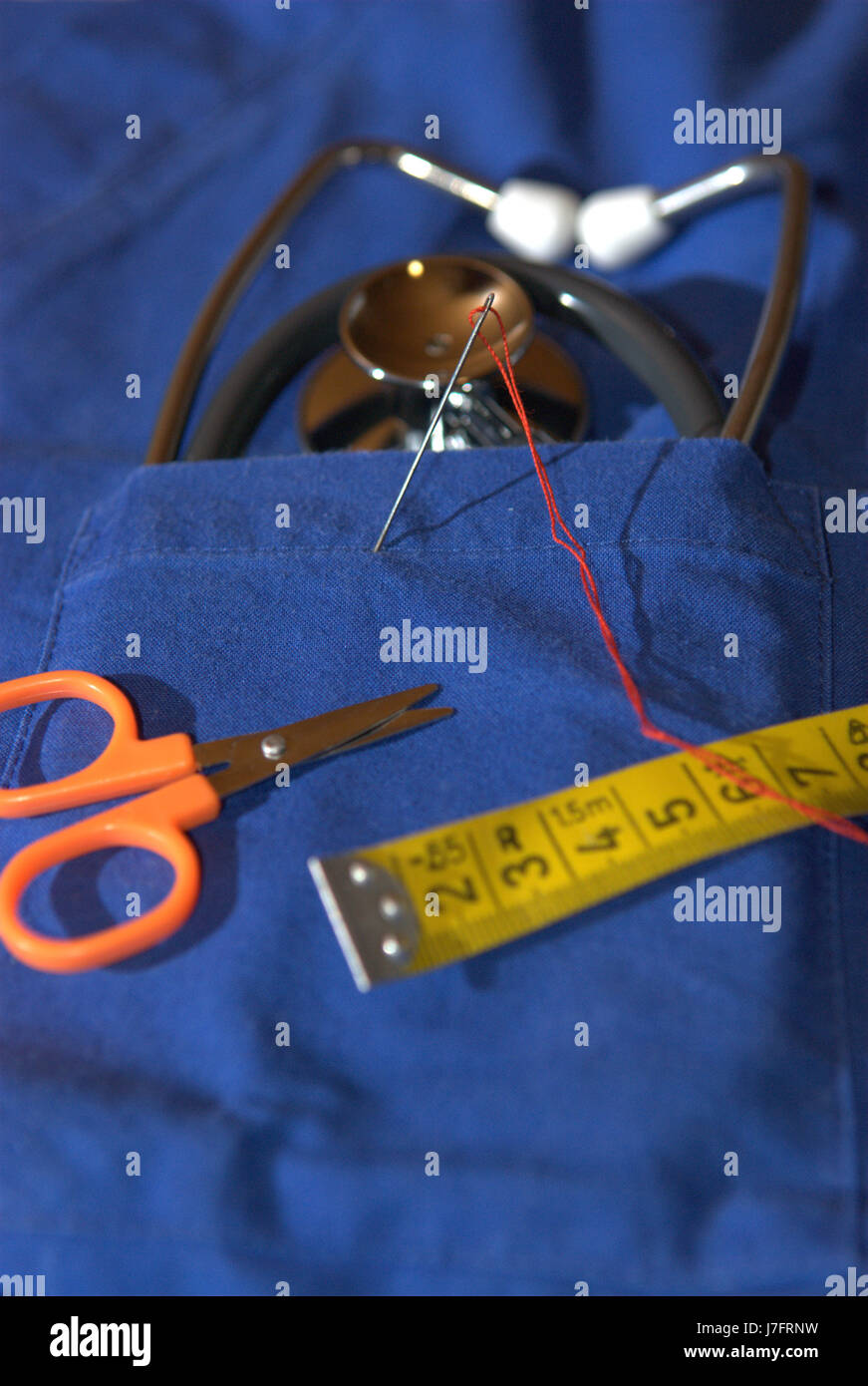 Médecin Médecin praticien médical infirmier sured vêtements mesure mesurée Banque D'Images