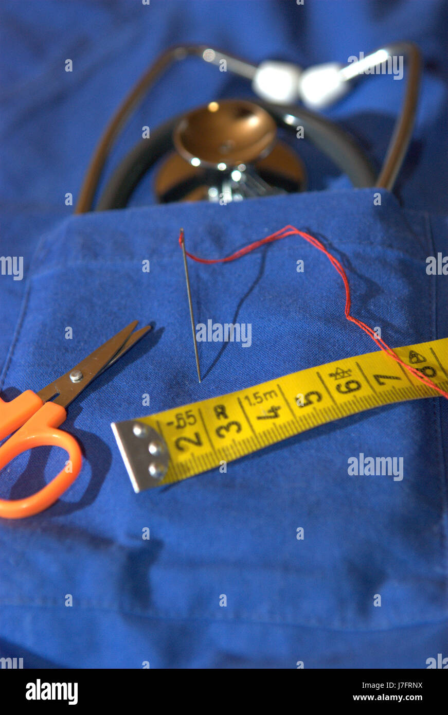 Médecin Médecin praticien médical infirmier sured vêtements mesure mesurée Banque D'Images