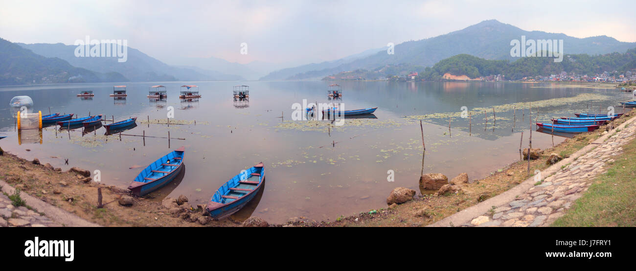 Panorama du lac Phewa et bateaux à Pokhara Banque D'Images