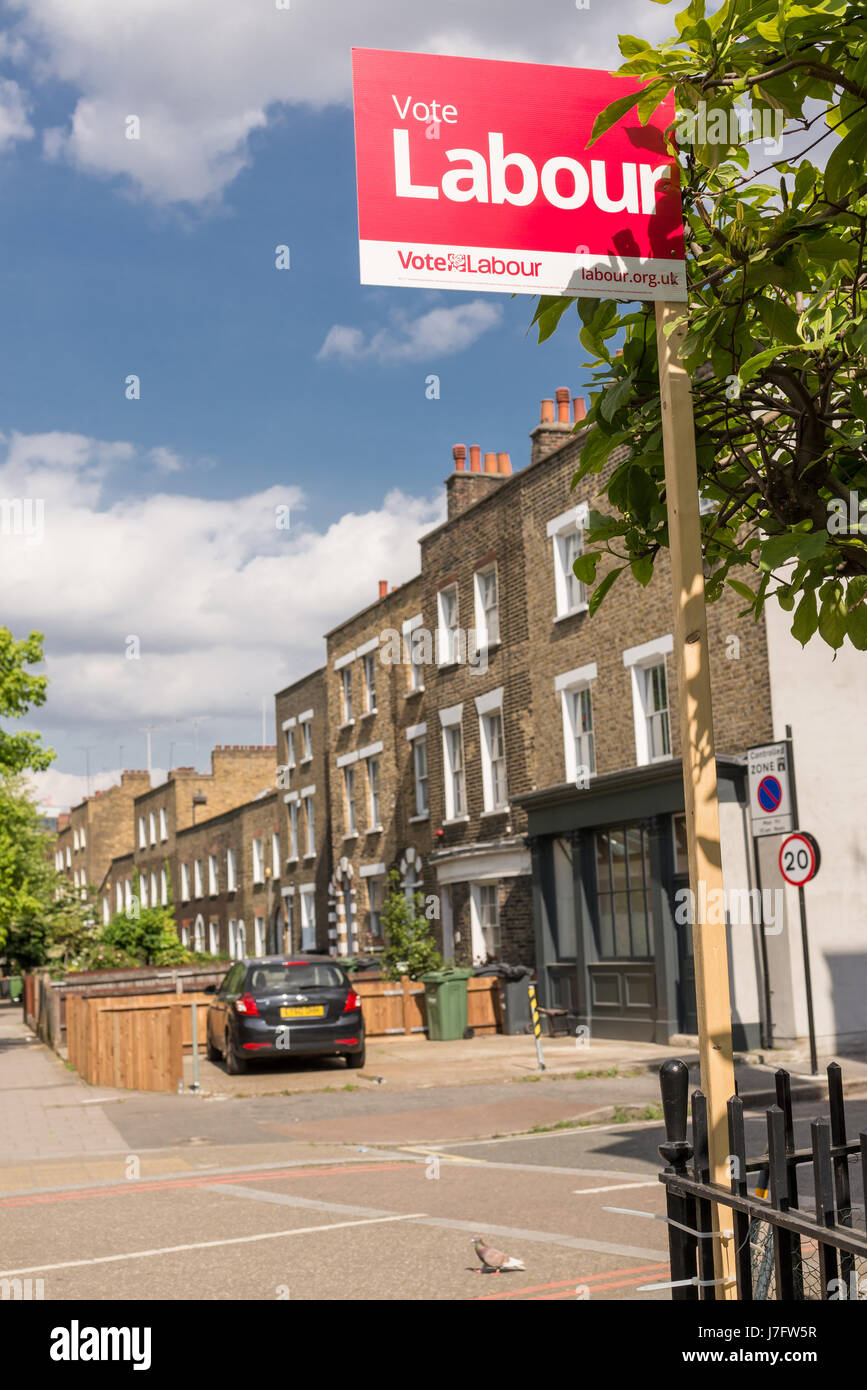 Londres, Angleterre - Mai 2017:un signe du travail Vote affiche dans un jardin sur une rue locale à Londres soutenant le parti du travail pour la prochaine élection générale Banque D'Images