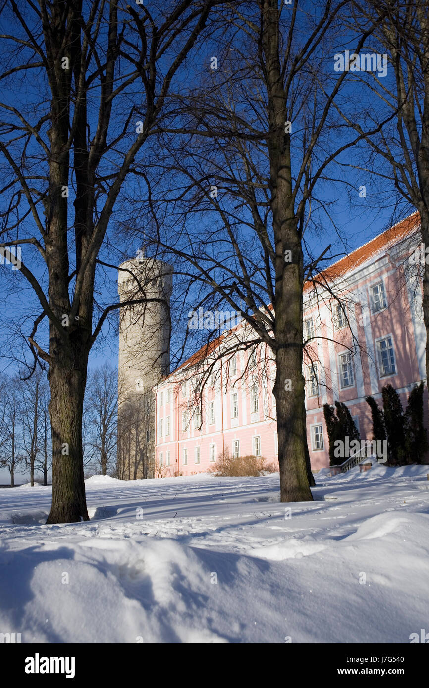 Kuberneri, AED (du Jardin du Gouverneur), Toompea, Tallinn, Estonie, en vertu d'une lourde chute de neige : le château de Toompea et de la tour Pikk Hermann Banque D'Images