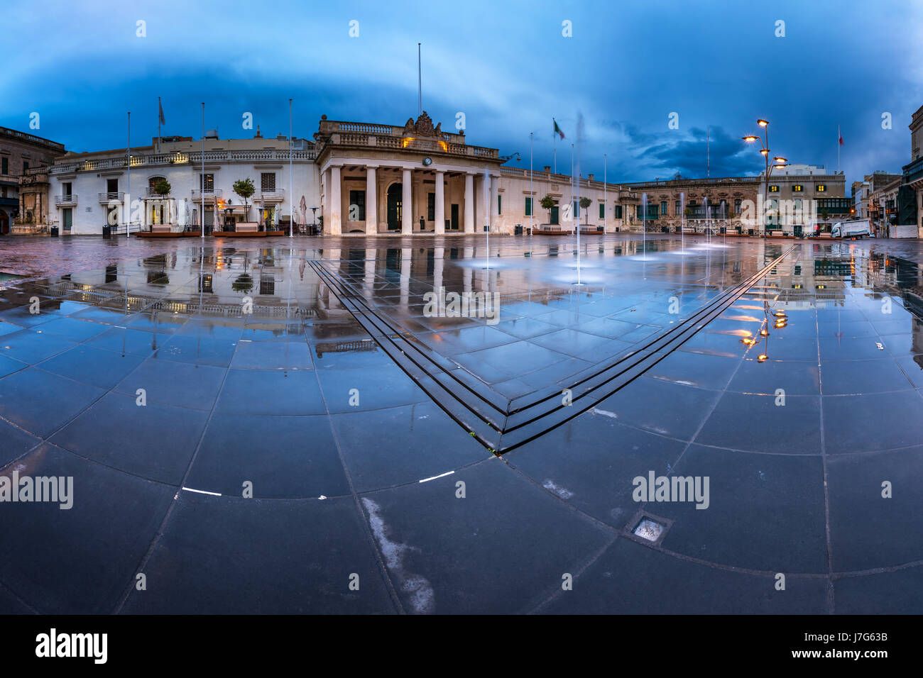 Fontaine et Saint George Square sur la matinée pluvieuse, La Valette, Malte Banque D'Images