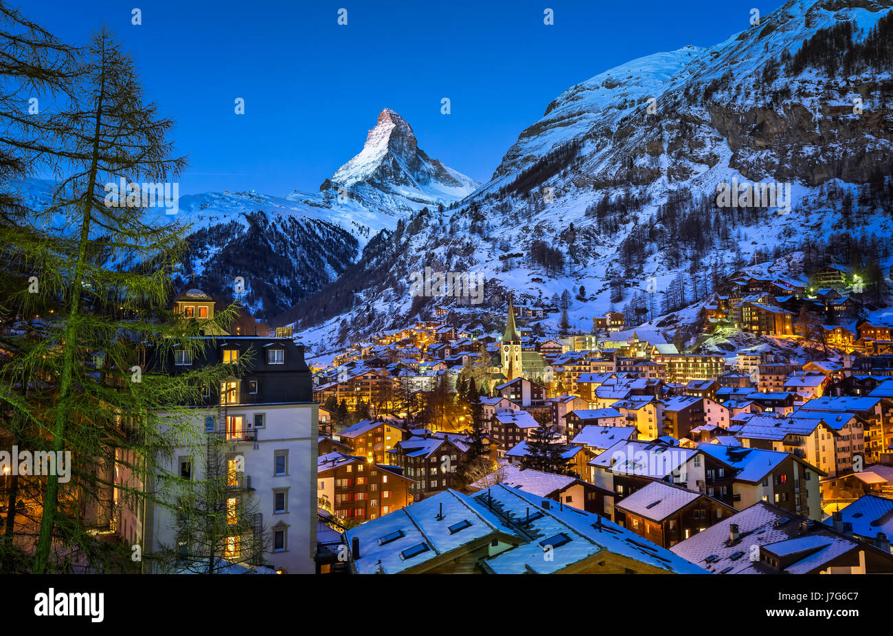 Vue aérienne sur la vallée de Zermatt Matterhorn Peak et à l'aube, Suisse Banque D'Images