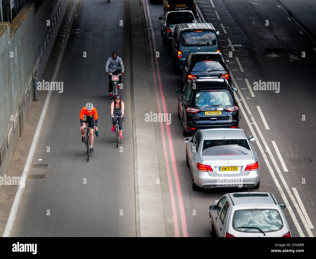 Les cyclistes à l'aide de l'autoroute de l'information Cycle TFL dans Upper Thames Street, Londres. Ouvert en 2016. Banque D'Images