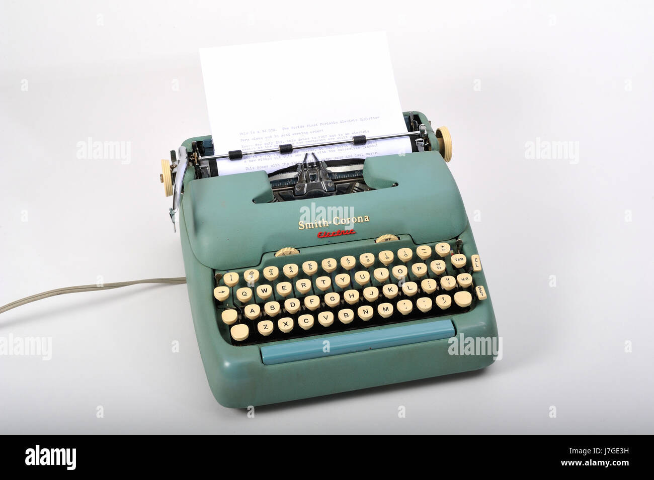 1950 Smith Corona machine à écrire électrique. Ce modèle a été la première machine à écrire électrique bien qu'il avait encore un retour manuel. Banque D'Images