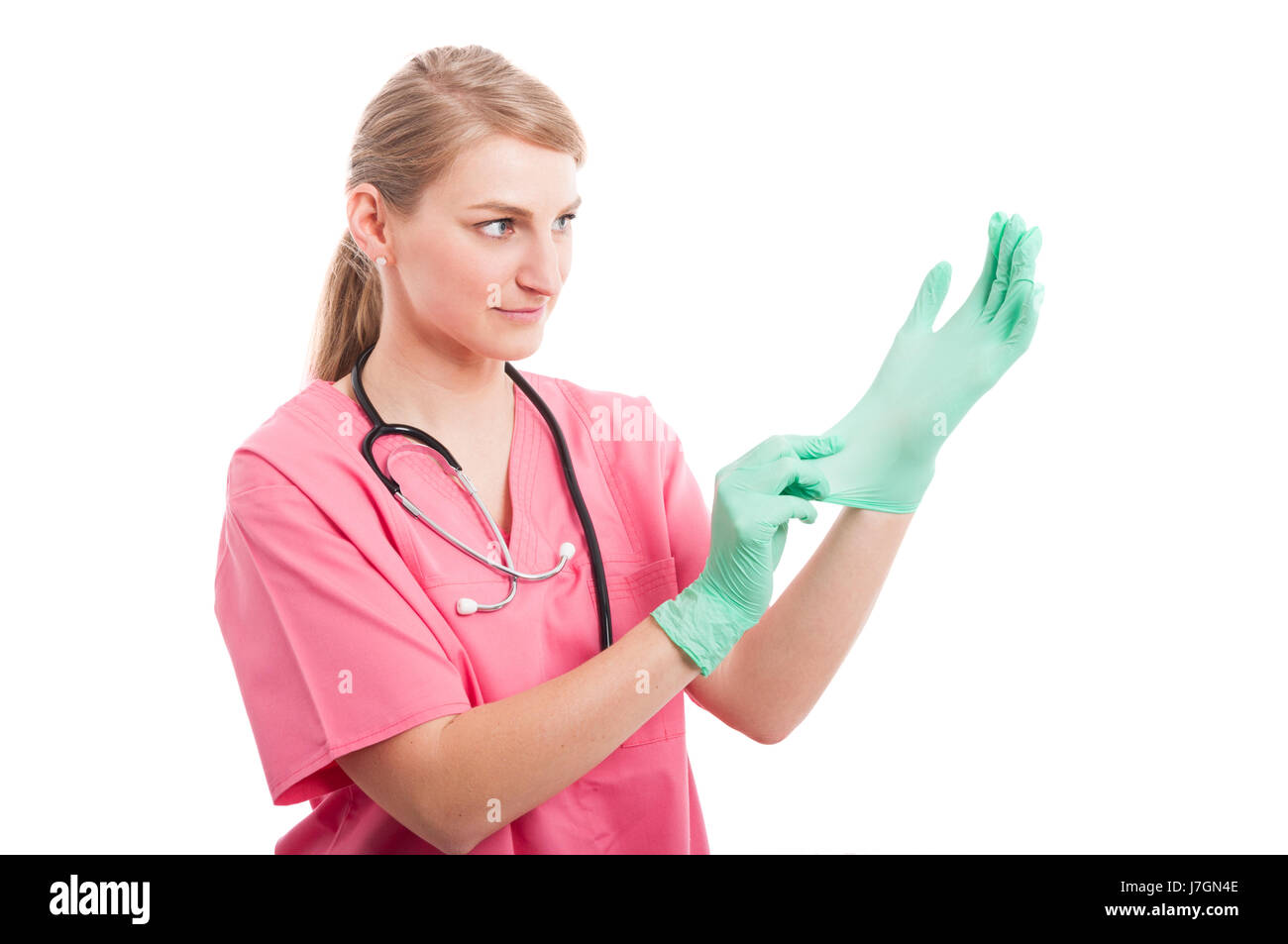 Infirmière Médicale féminine préparation mettre des gants en latex isolé sur fond blanc Banque D'Images