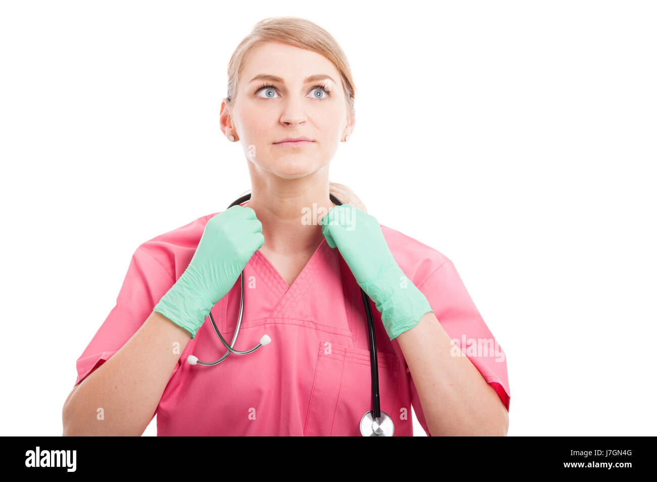 Infirmière Médicale féminine organiser son uniforme rose comme la préparation pour le déplacement isolé sur fond blanc Banque D'Images