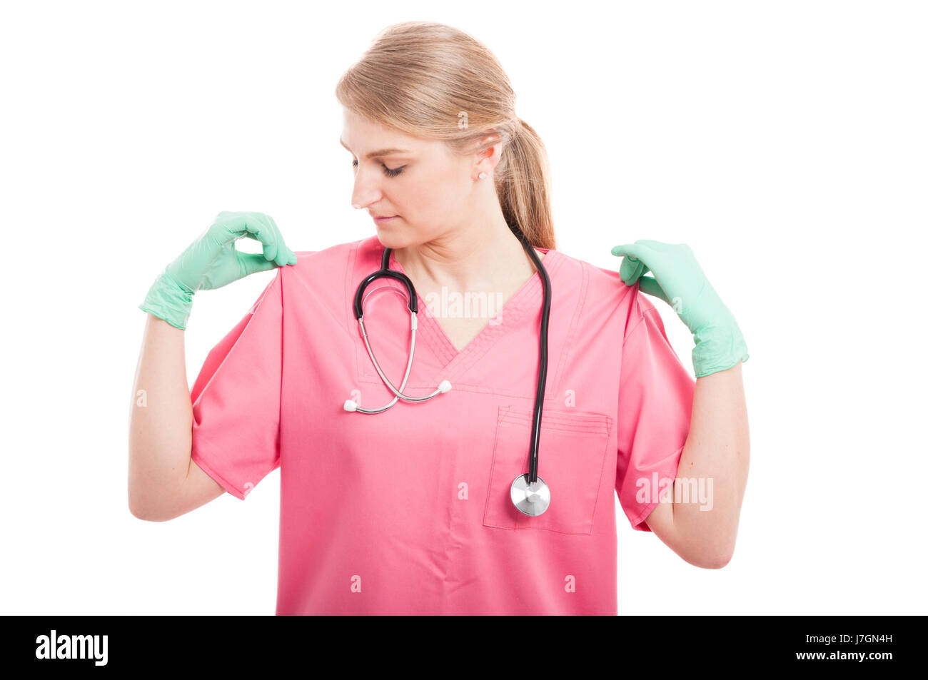 Infirmière Médicale attrayante organisant ses gommages rose isolé sur fond blanc Banque D'Images