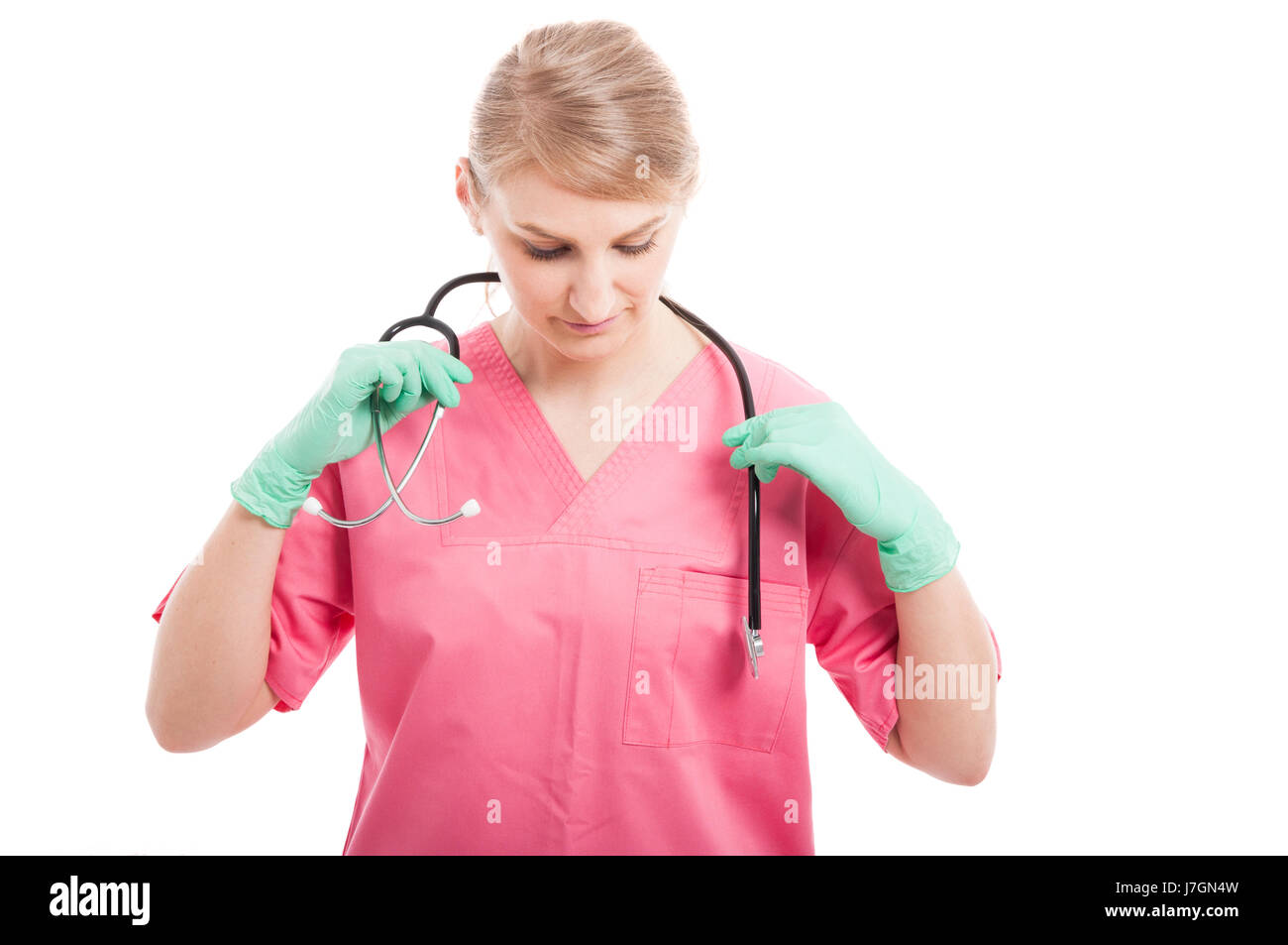 Femme médecin ou l'infirmière médicale mise sur son stéthoscope la préparation pour le déplacement isolé sur fond blanc Banque D'Images