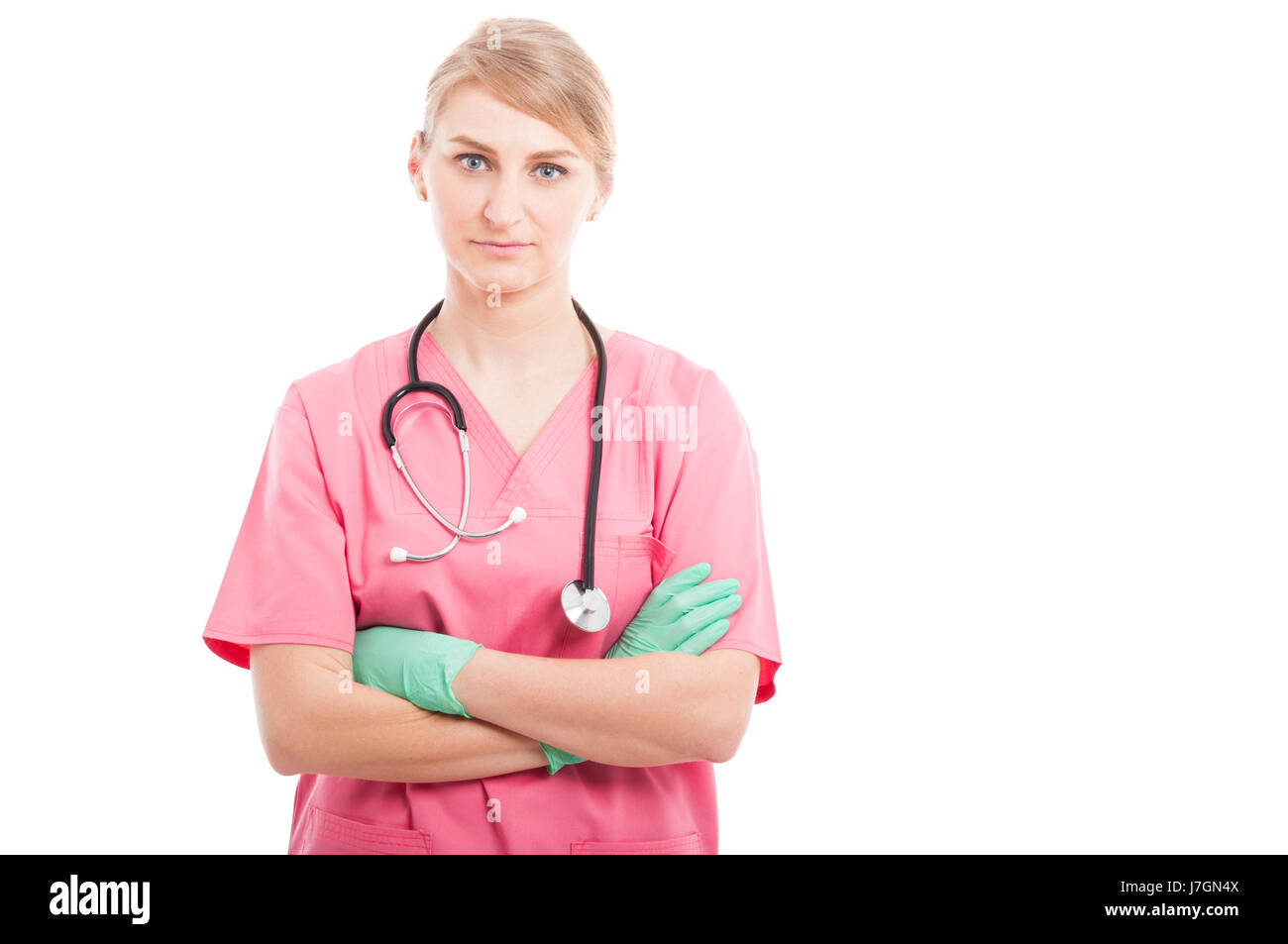 Infirmière ou docteur attrayants portant des blouses rose posing with arms crossed isolé sur fond blanc avec l'espace texte copie Banque D'Images