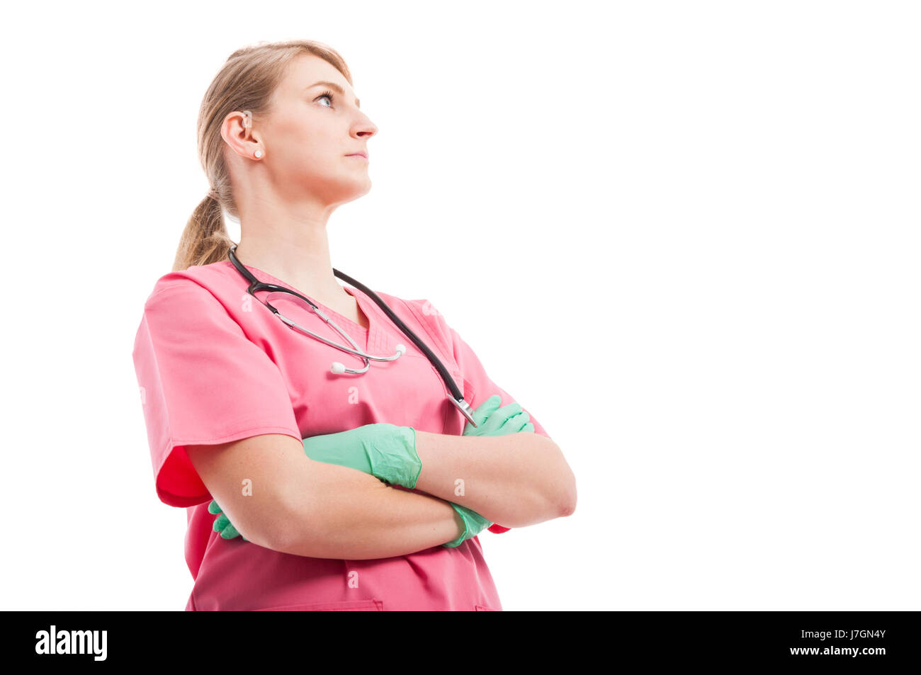 Low angle of cute de l'infirmière ou du médecin qui posent avec les bras croisés isolé sur fond blanc avec l'espace texte copie Banque D'Images
