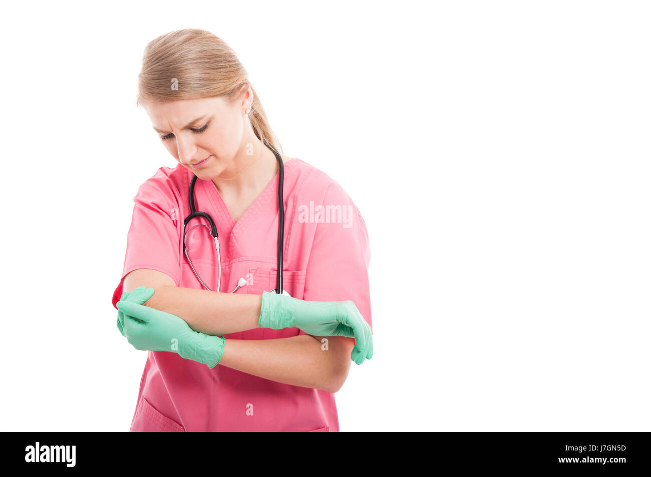Jolie nurse holding son coude comme mal isolé sur fond blanc avec l'espace texte copie Banque D'Images