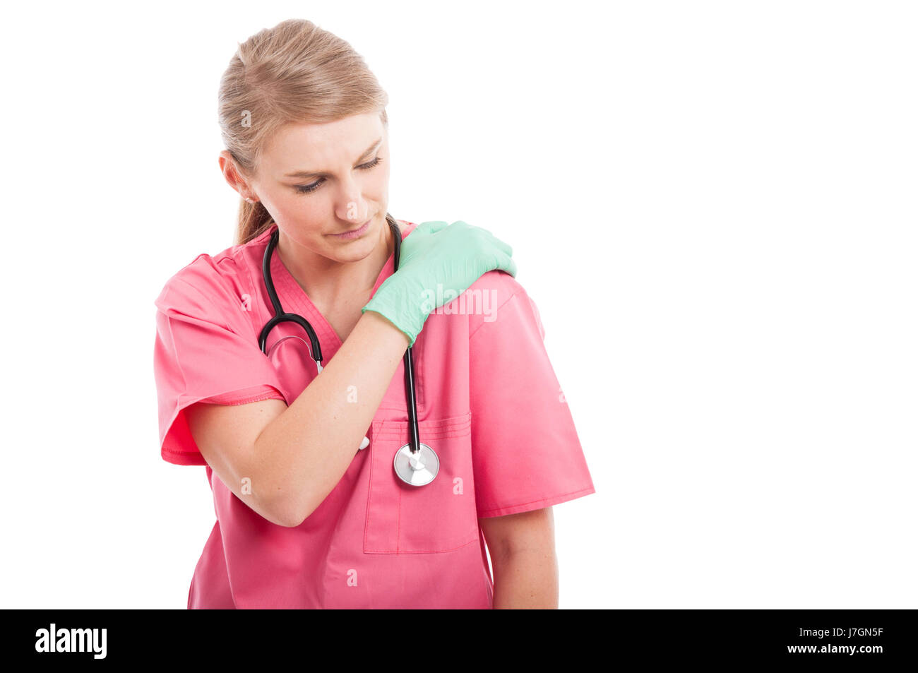 Belle infirmière tenant son épaule comme mal isolé sur fond blanc avec l'espace texte copie Banque D'Images