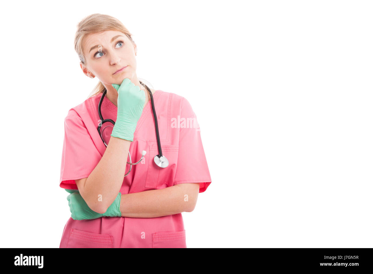 Belle infirmière médicale faisant penser à des gestes jusqu'isolé sur fond blanc avec l'espace texte copie Banque D'Images