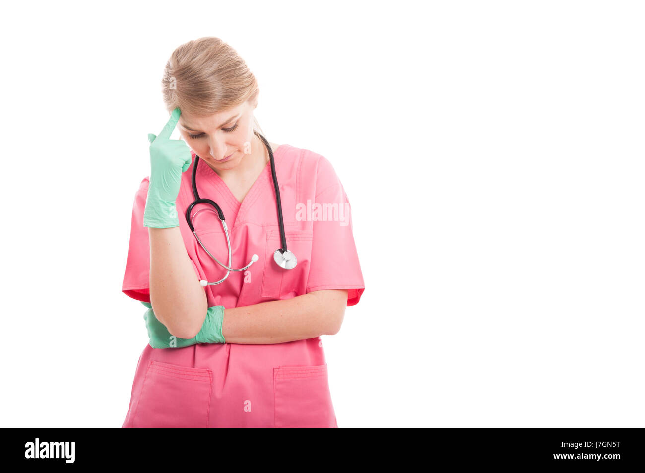 Infirmière Médicale féminine faisant penser à un geste isolé sur fond blanc avec l'espace texte copie Banque D'Images