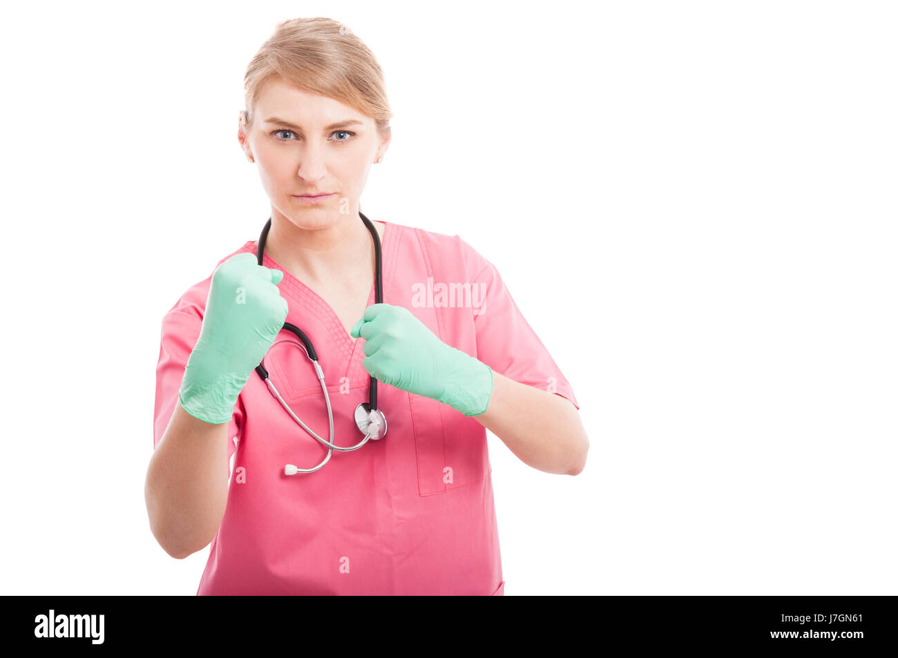 Female medical nurse standing dans la lutte contre la position qui montre les poings à la mad isolé sur fond blanc avec l'espace texte copie Banque D'Images