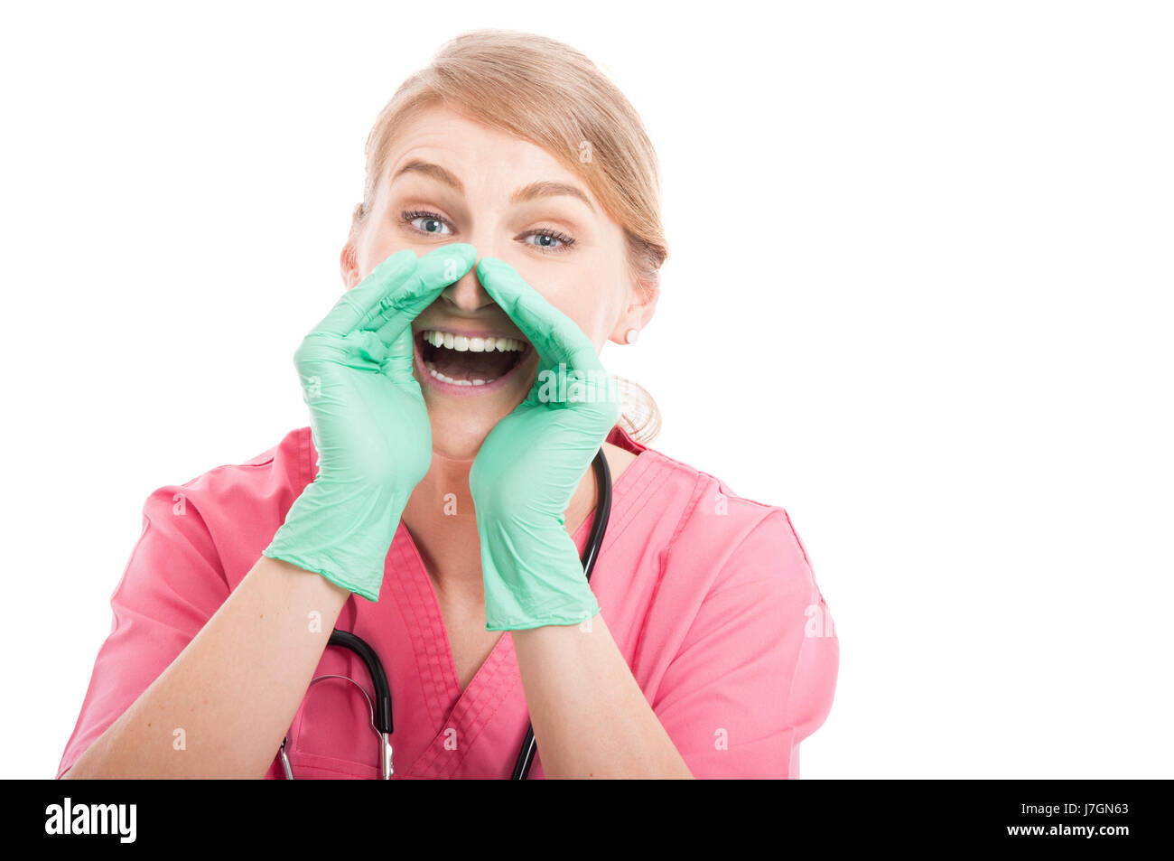 Dame medical nurse wearing scrubs criant à haute voix isolé sur fond blanc avec l'espace texte copie Banque D'Images