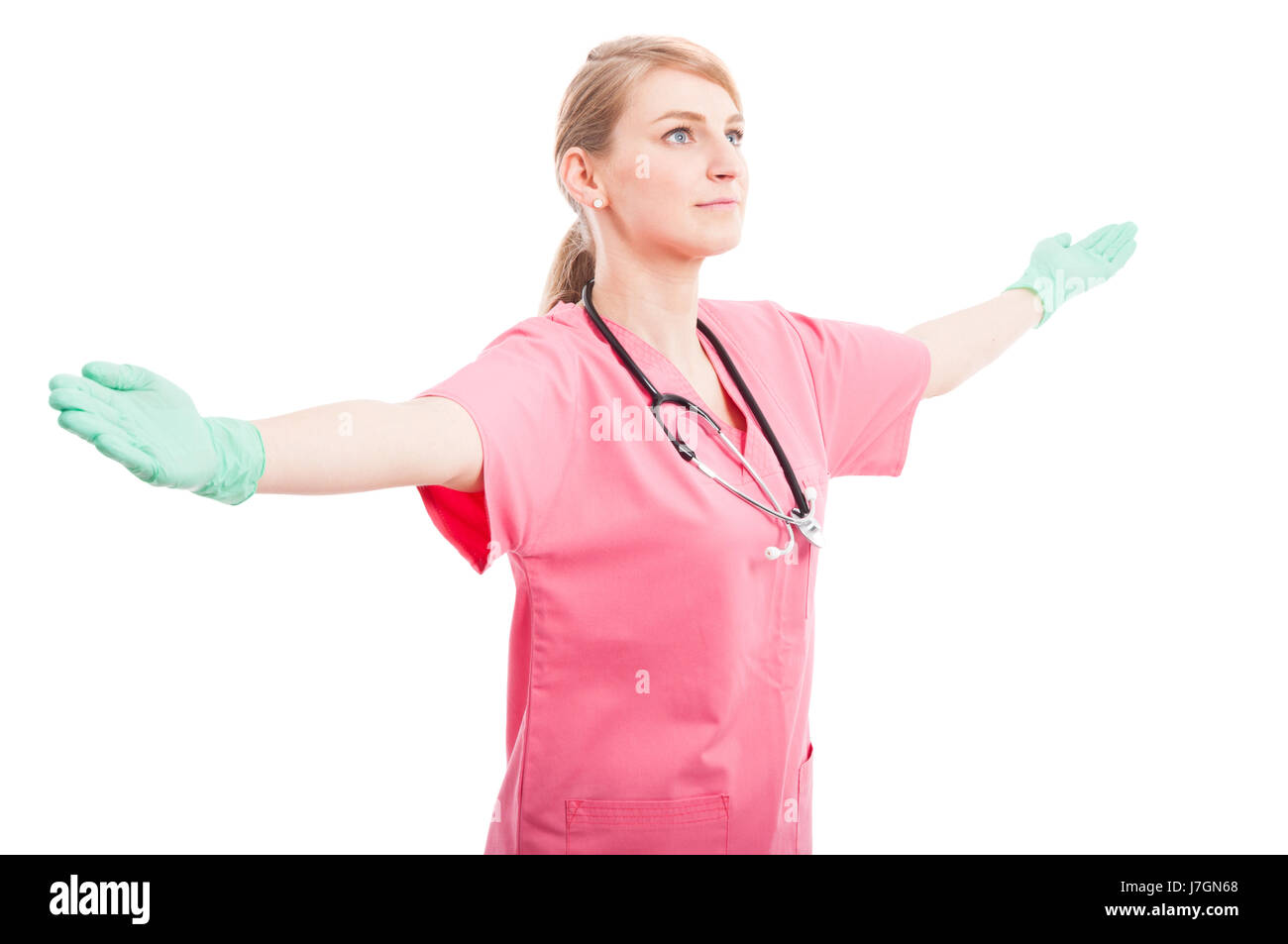 Belle infirmière médicale tenant ses bras large propagation isolé sur fond blanc avec l'espace texte copie Banque D'Images
