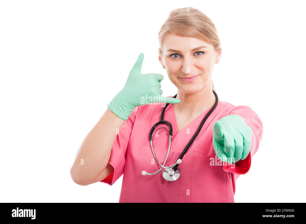 Faire un appel infirmière médicale mignon et caméra pointant geste isolé sur fond blanc avec l'espace texte copie Banque D'Images