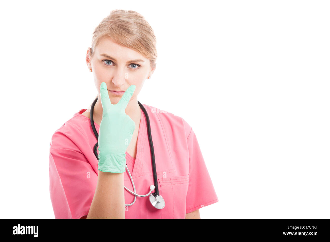 Femme infirmière médicale montrant regarder dans mes yeux geste isolé sur fond blanc avec l'espace texte copie Banque D'Images