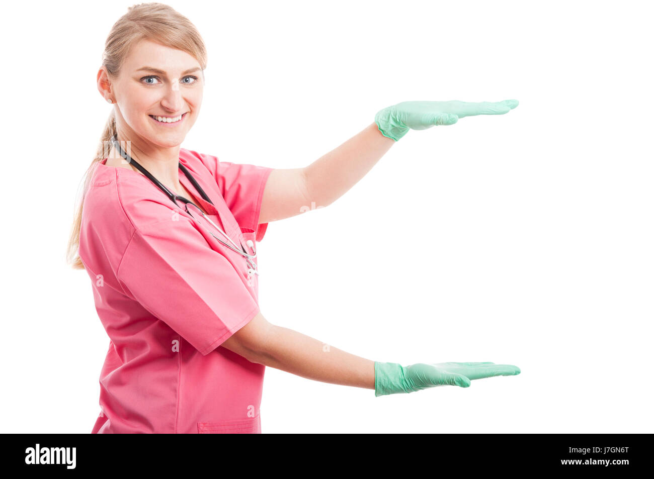 Belle Dame infirmière médicale et smiling holding copyspace isolé sur fond blanc avec l'espace texte copie Banque D'Images