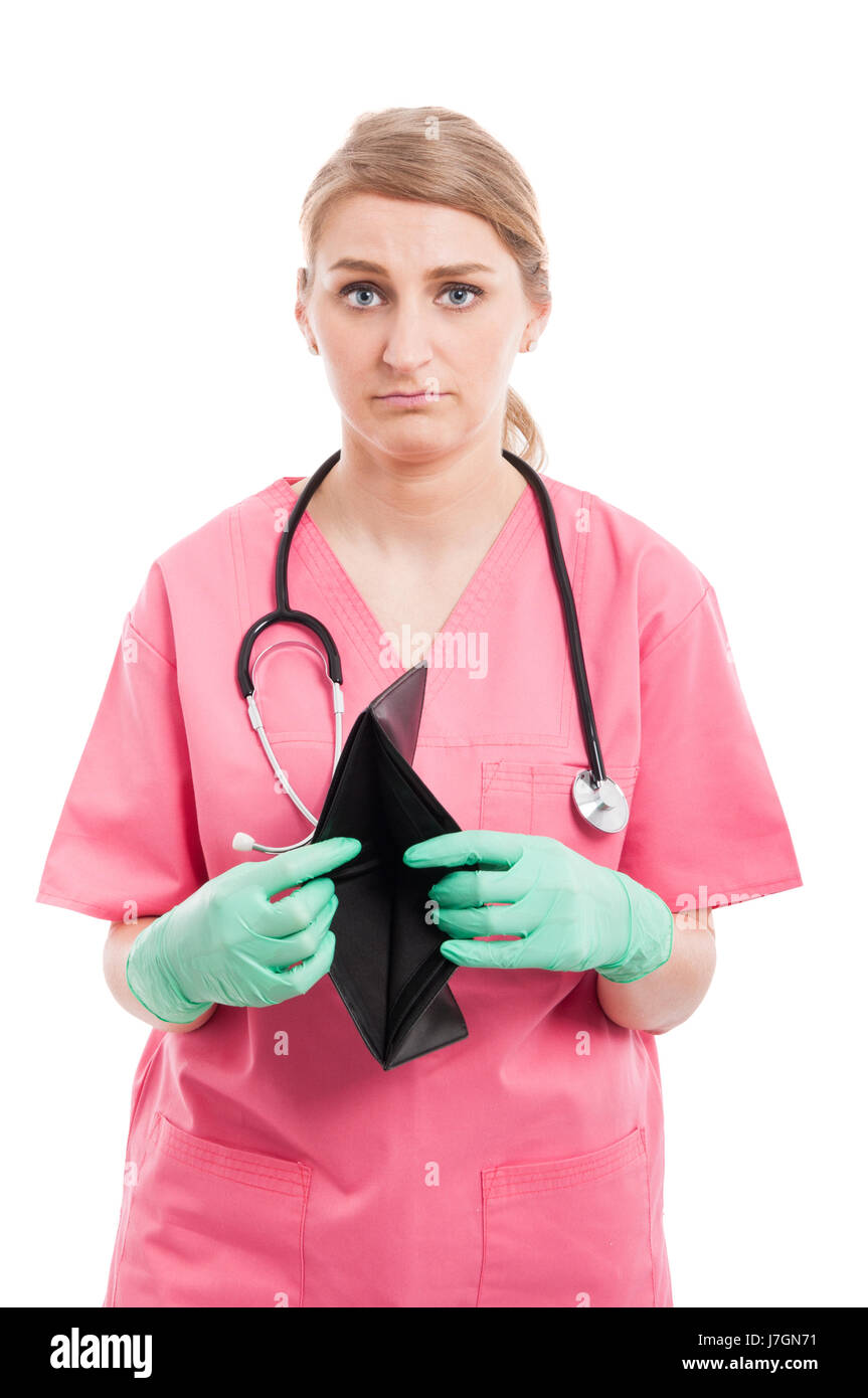 Triste femme infirmière médicale montrant son portefeuille vide isolé sur fond blanc Banque D'Images