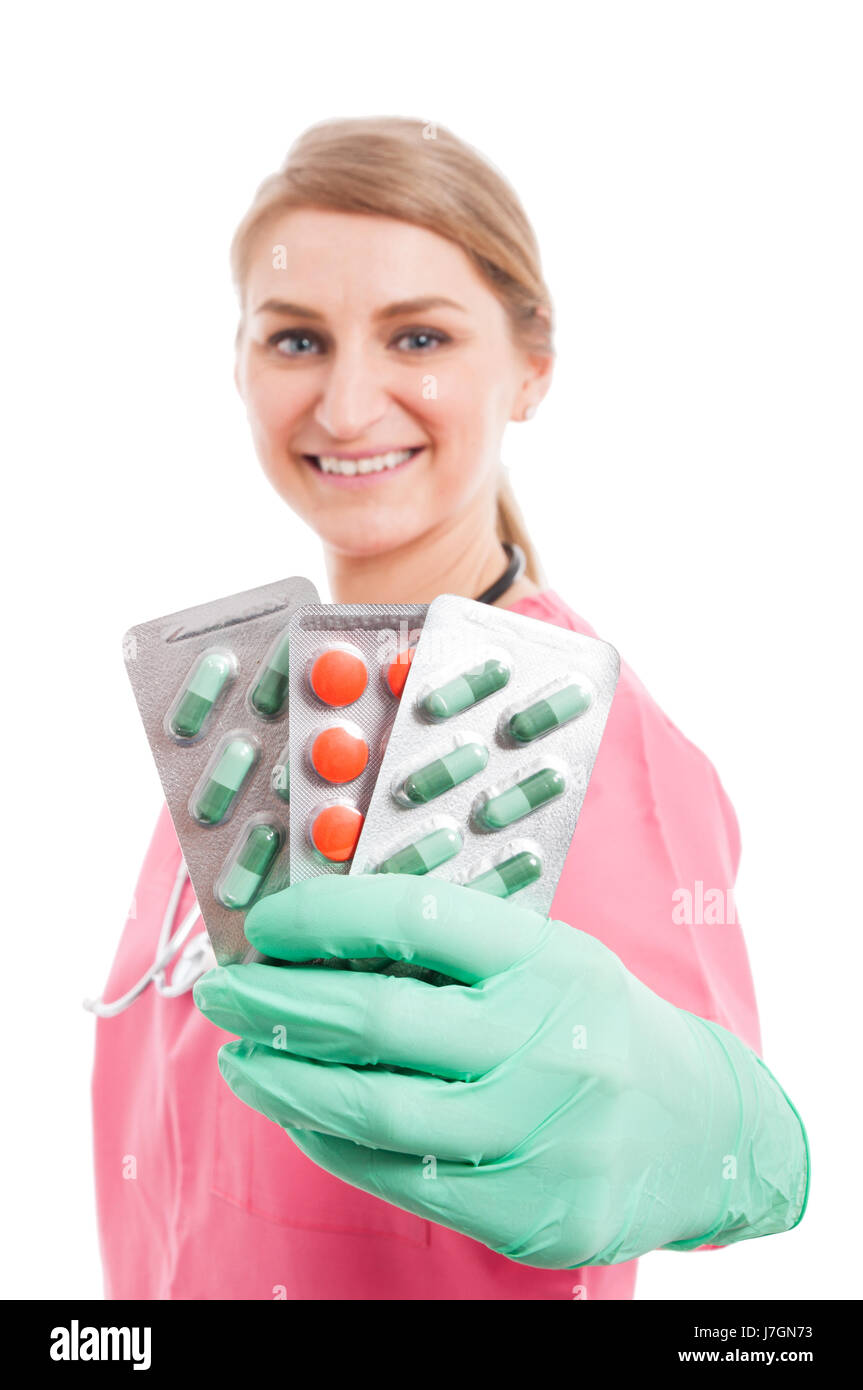 Focus sélectif d'infirmière montrant les blisters de comprimés isolé sur fond blanc Banque D'Images