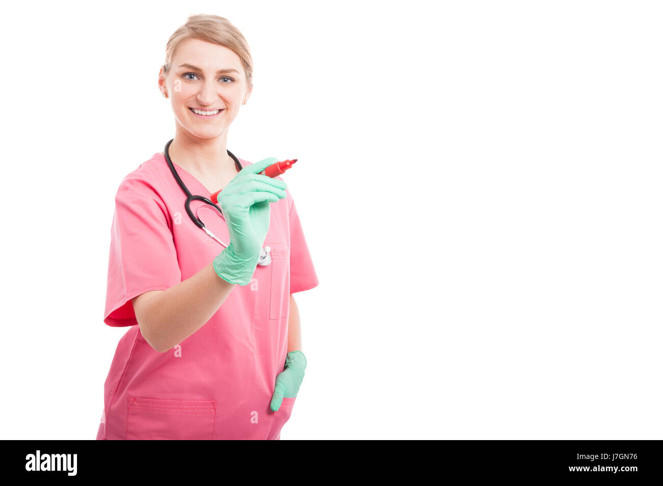Smiling medical nurse dame écrit le conseil invisible isolé sur fond blanc avec l'espace texte copie Banque D'Images