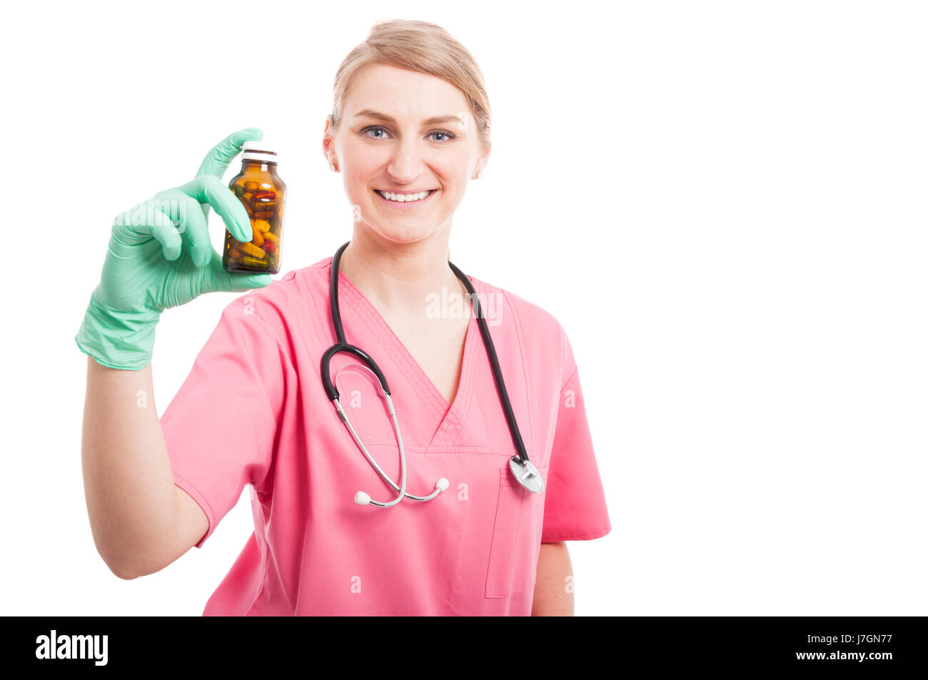 Friendly infirmière médicale lady smiling montrant comprimés bouteille isolé sur fond blanc avec l'espace texte copie Banque D'Images