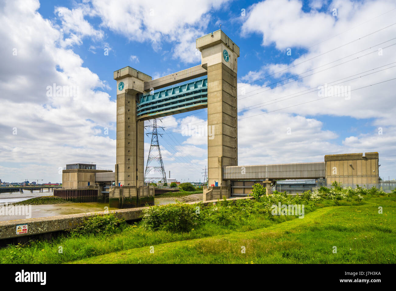 2016 - 05 - 14 - Barrière contre les inondations du ruisseau aboyer sur un beau jour de printemps ensoleillé. Banque D'Images