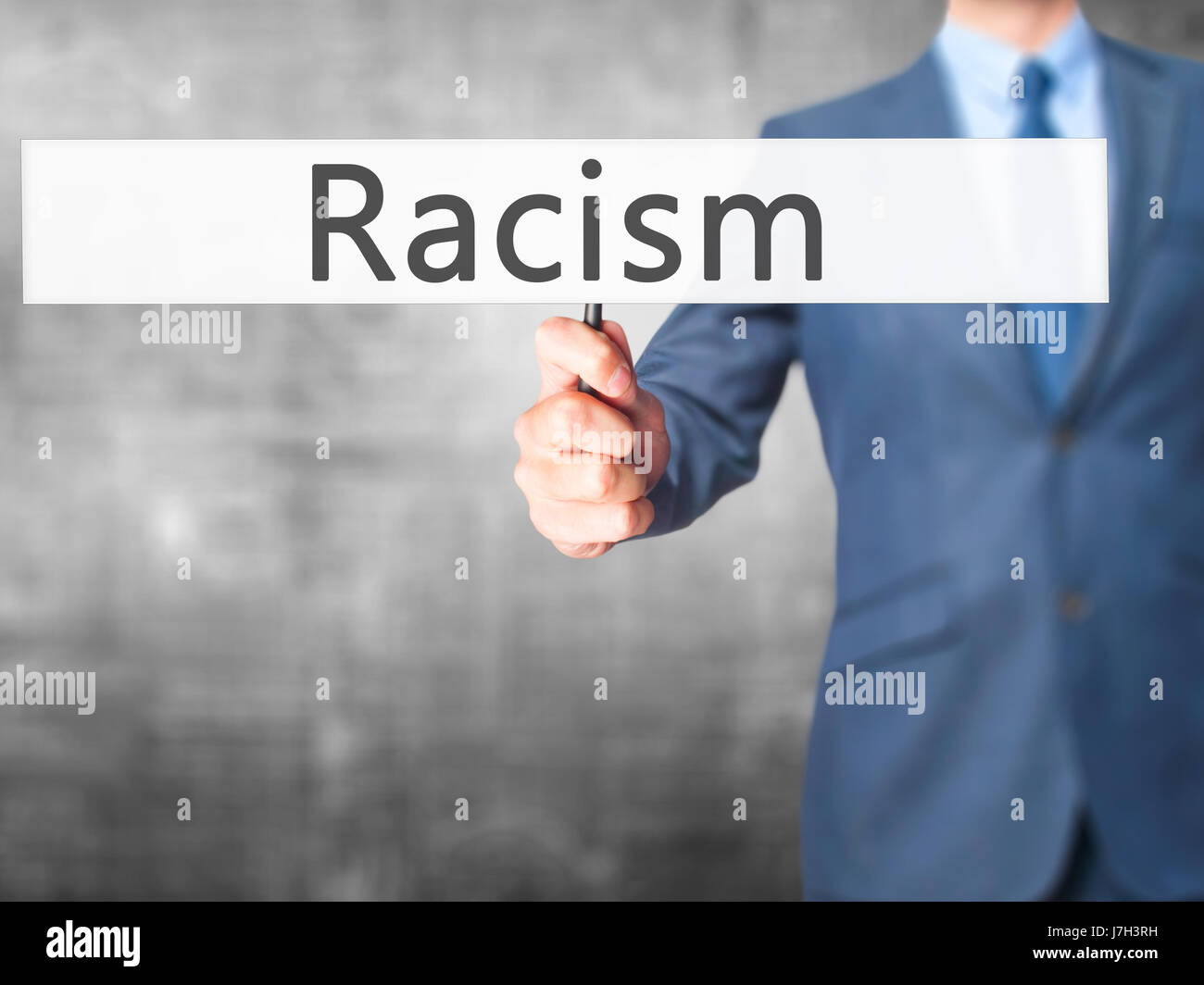 Le racisme - Businessman hand holding sign. Le commerce, la technologie, internet concept. Stock Photo Banque D'Images