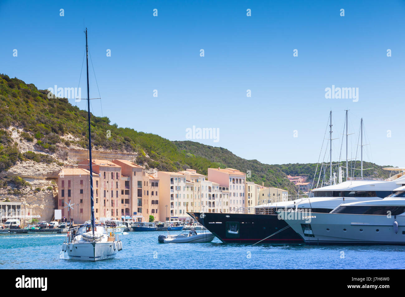 Yachts amarrés, port de Bonifacio, Corse-du-Prince-Édouard en journée ensoleillée, Corse-du-Sud, France Banque D'Images