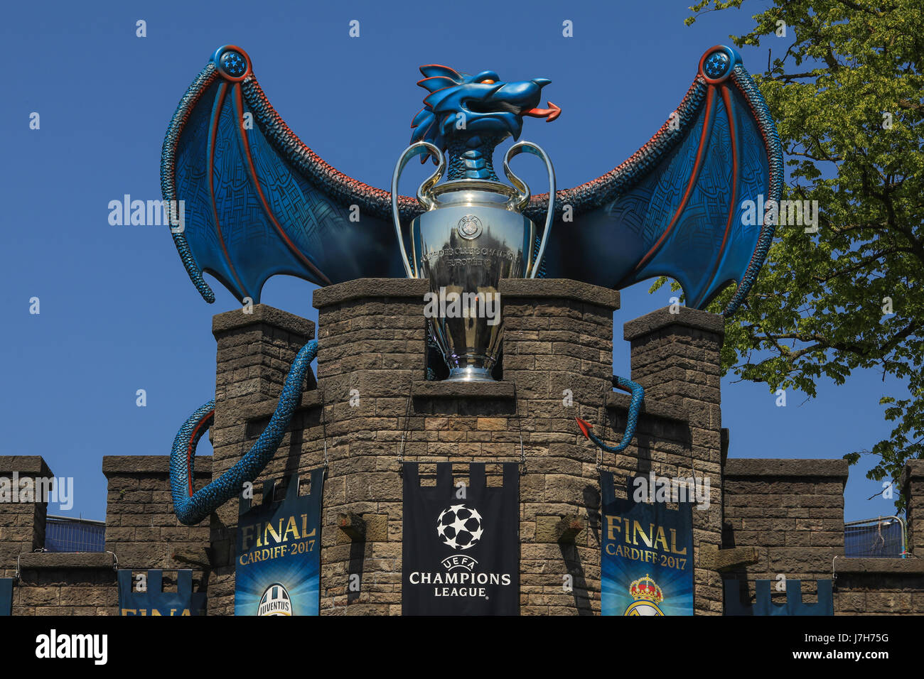 Blue Dragon, avec des répliques de la coupe de la Ligue des champions, ornant les murs du château de Cardiff lors de la construction jusqu'à la finale de la Ligue des champions en Juin Banque D'Images