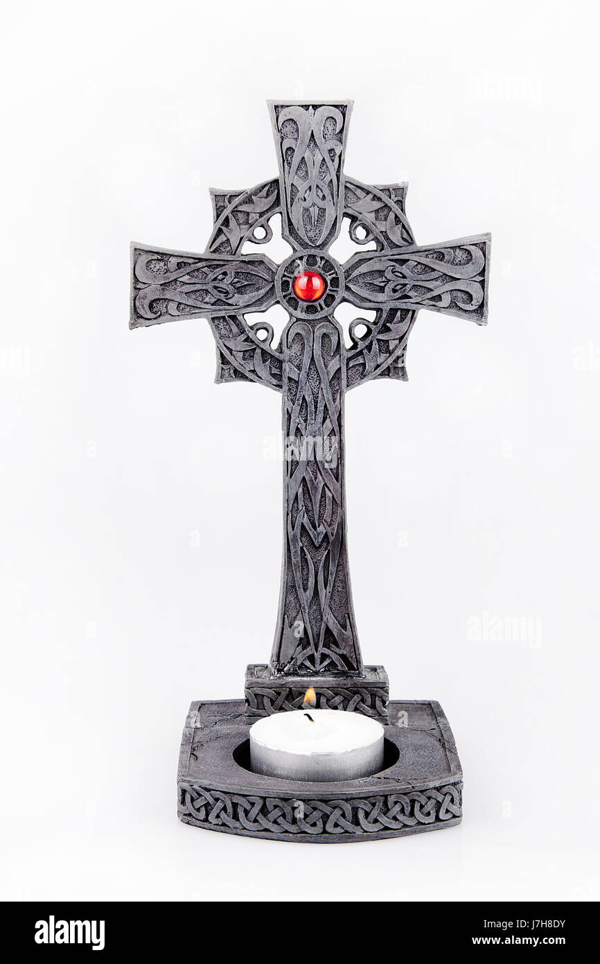 Croix celtique irlandaise isolé sur fond blanc. Banque D'Images