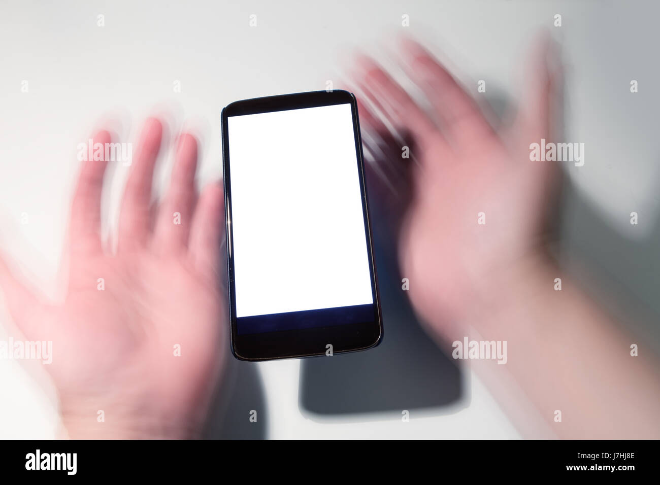 Téléphone cellulaire et d'estomper les mains à l'écran vide. communication concept. Banque D'Images