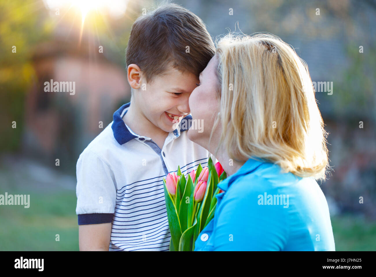 Petit garçon étonnant mom avec tulipes sur la fête des Mères Banque D'Images