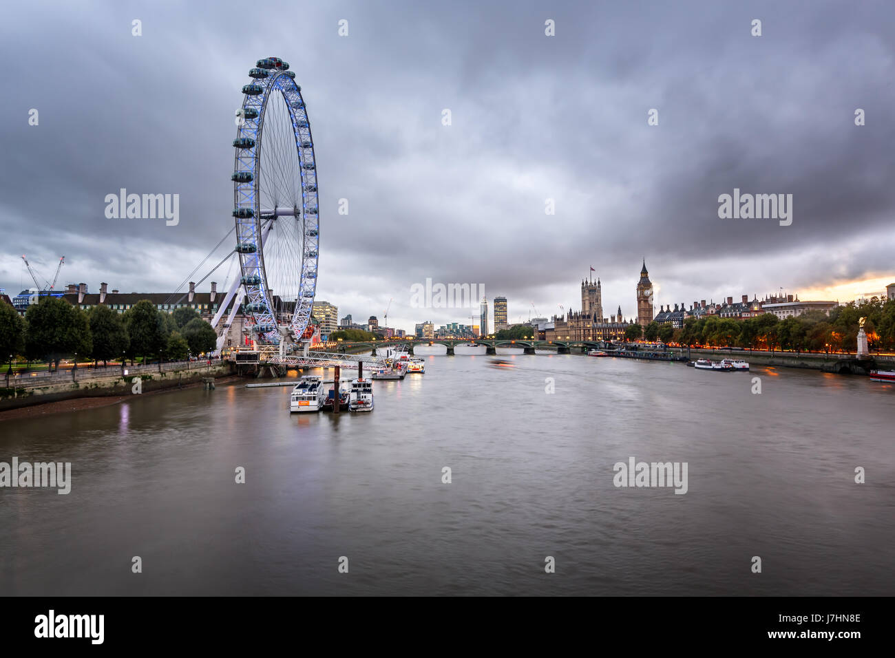 Londres - 6 octobre : London Eye et le Palais de Westminster le 6 octobre 2014 à Londres. La plus grande roue d'Europe, la structure de l'Oeil de Londres est Banque D'Images