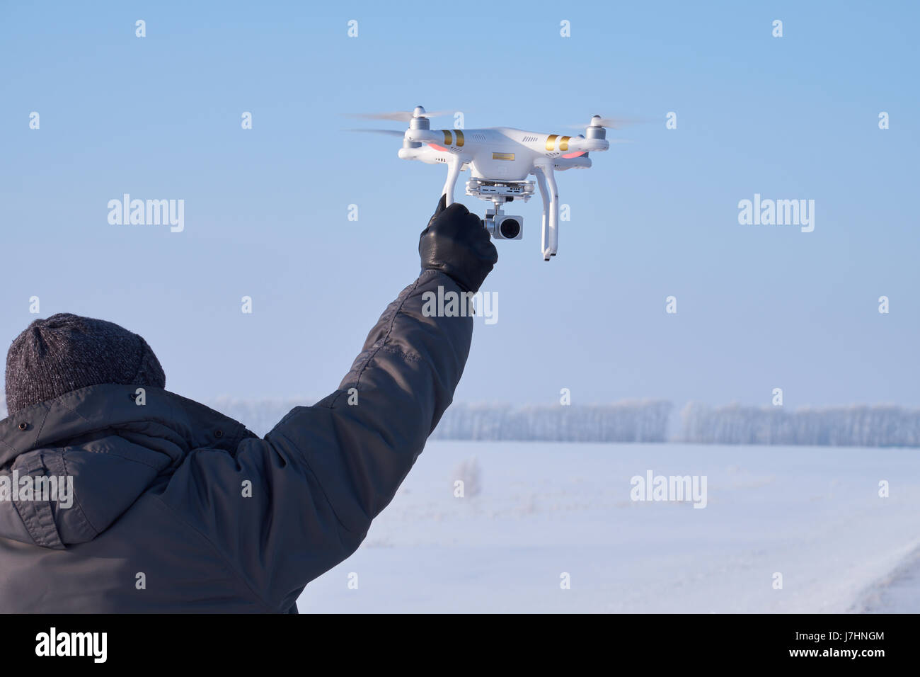 L'Altaï, Russie - le 18 janvier 2017 : Man with Copter 110 dans la main dans la saison d'hiver. L'Altaï, Sibérie, Russie Banque D'Images